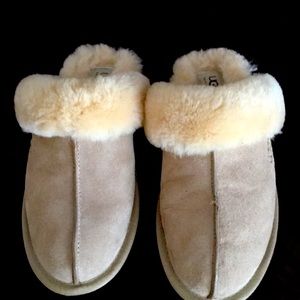 UGG SLIPPERS